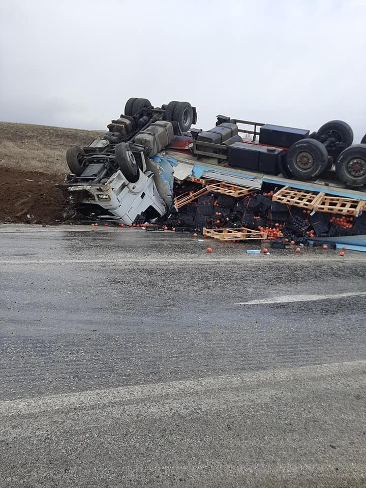 Kaza yapıp devrilen tırın motoru çalışmaya devam etti 