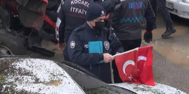 Kaza yerindeki polisin bayrak hassasiyeti duygulandırdı
