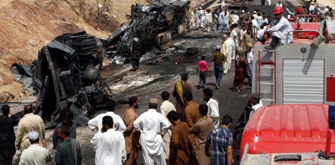 Pakistan’da katliam gibi kaza: 42 ölü!