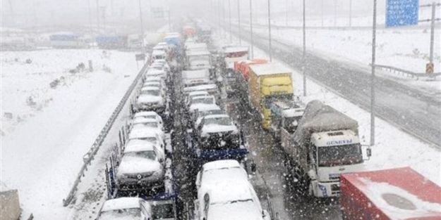 Kaza nedeniyle yol kapandı