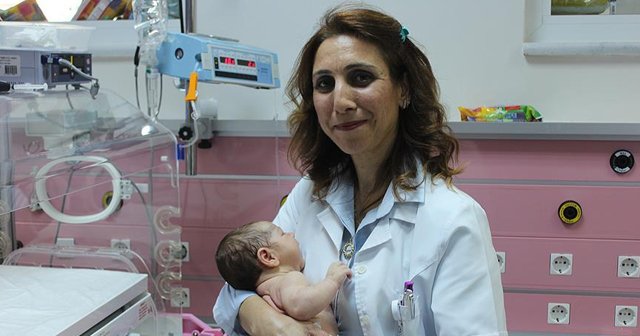 Kazada ailesini kaybeden bebeğe doktor 'annelik' yapıyor
