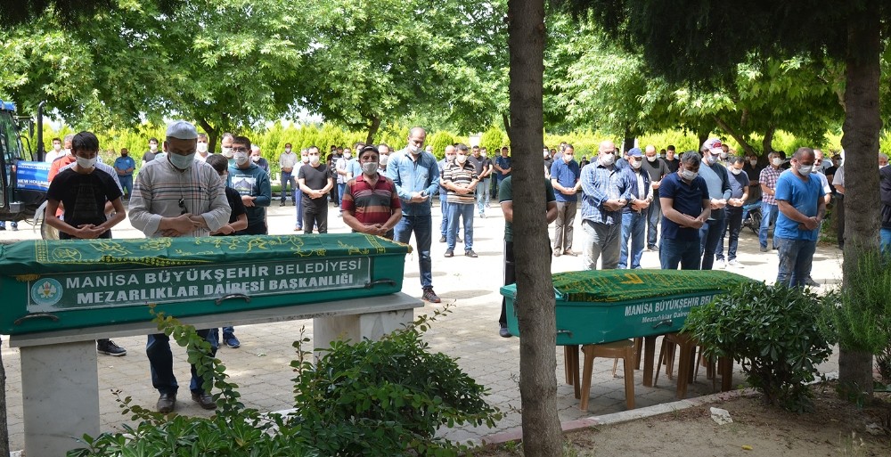 Kazada hayatını kaybeden iki kardeş yan yana defnedildi 