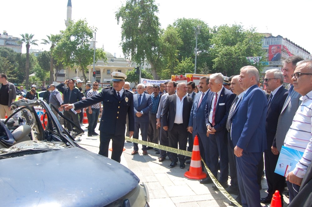 Kazada hurda haline gelen otomobili ibret için sergilediler 