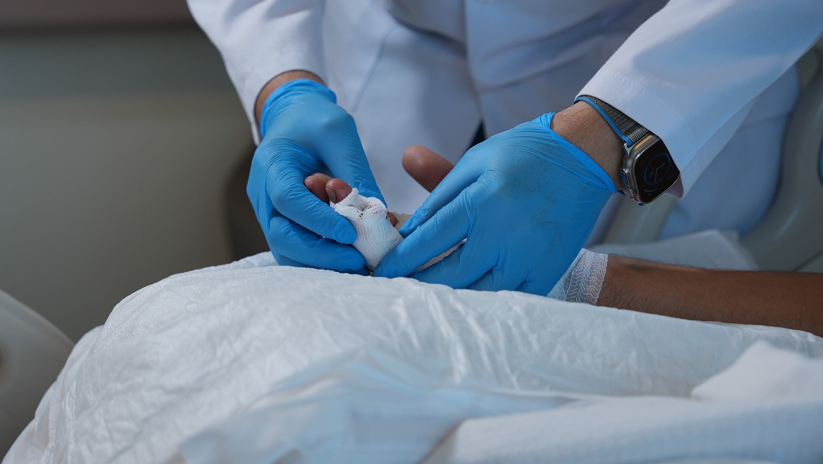 Kazada kopan parmak mikrocerrahi yöntemle tekrar yerine dikildi