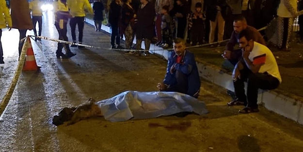 Kazada ölen ağabeyinin elini bırakmadı