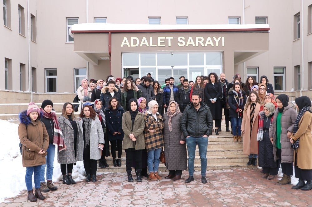 Kazada ölen arkadaşları için adliye önünde toplandılar 
