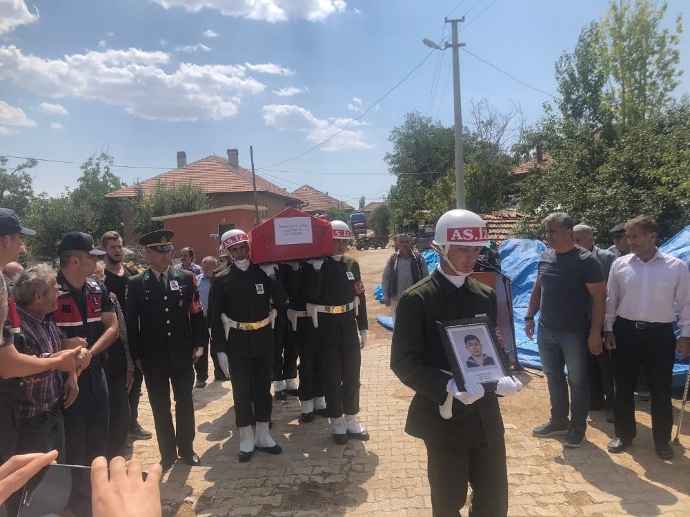 Kazada ölen sözleşmeli er, askeri törenle uğurlandı 