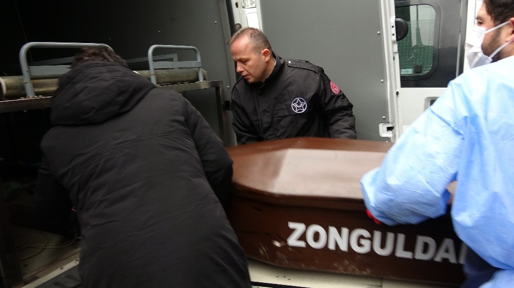 Kazada ölen üniversiteli Ayşe’nin bavulları, tabutunun yanına konuldu 