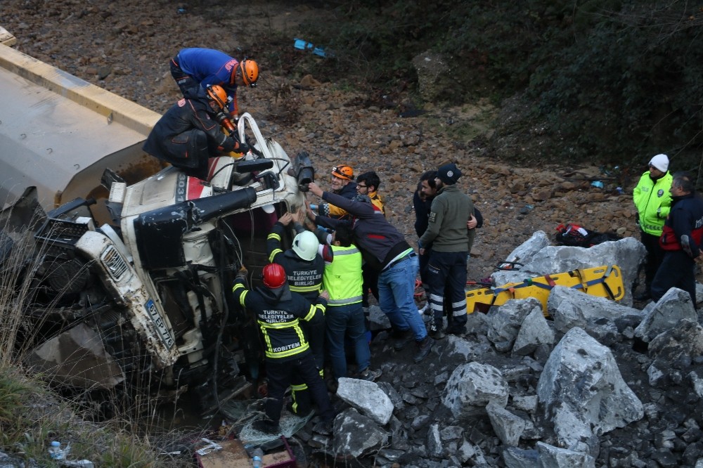 Kazada sıkışan kamyon sürücüsü hayatını kaybetti 