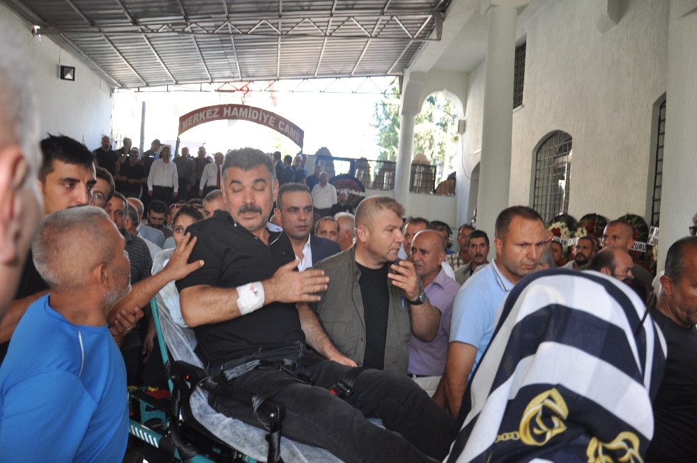 Kazada yaralanan Emniyet Müdürü eşini son yolculuğuna sedye üzerinde uğurladı 