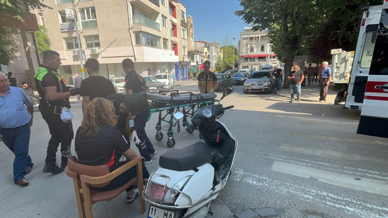 Kazada yaralanan kadının yardımına esnaf koştu!