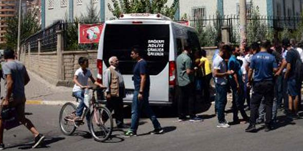Kazada yaralananların cüzdanlarını çalarken enselendi!