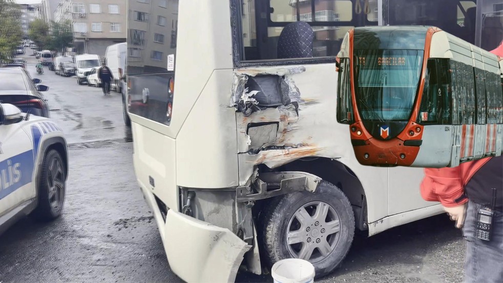 Kazada yaralılar var! Tramvay ve minibüs birbirine girdi