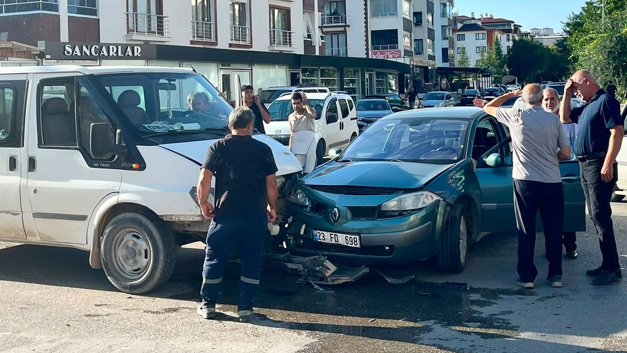 Kazadan kaçtı, motosikletin altında kaldı