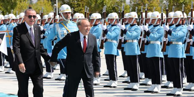 Kazakistan Cumhurbaşkanı Beştepe'de tören kıtasını 'merhaba asker' diye selamladı