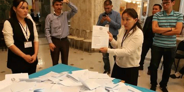 Kazakistan halkı, erken cumhurbaşkanlığı seçimleri için sandık başında