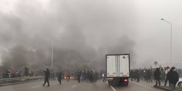 Kazakistan iç savaş sürükleniyor! Zenginler kaçıyor, polisler saf değiştiriyor