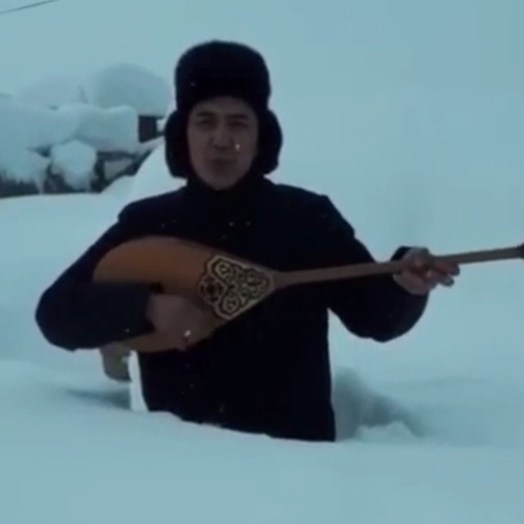 Kazakistan’da karda mahsur kalan ozandan dombıralı yardım çağrısı 