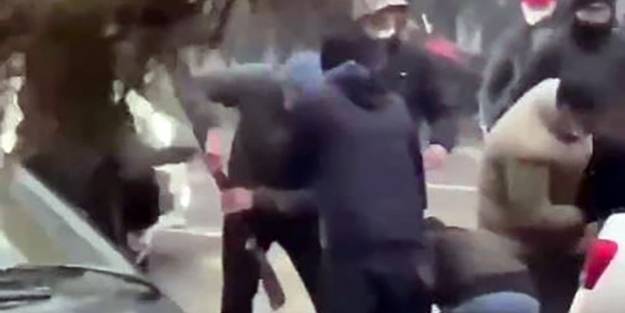 Kazakistan'da şok eden görüntü! Göstericilere silah dağıtılıyor