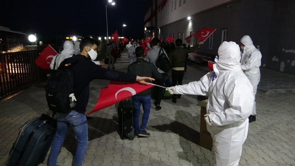 Kazakistan’dan gelen 73 Türk vatandaşı öğrenci yurduna yerleştirildi 