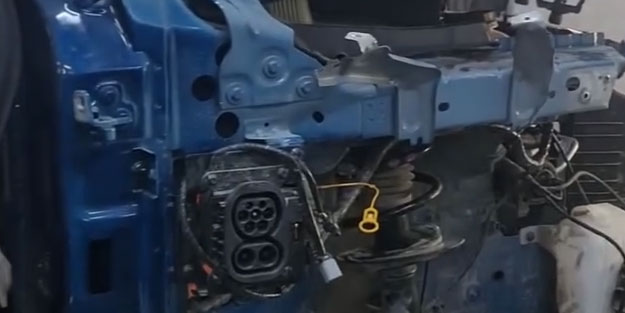 Kazalı Togg tamire geldi kaporta ustası şok oldu! “Acayip sert, çekici vuruyorsun üstüne geliyor! Bir Volvo yapmışlar”