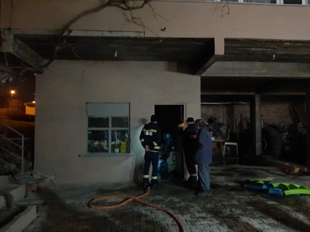 Kazan dairesindeki yangın paniğe sebep oldu 