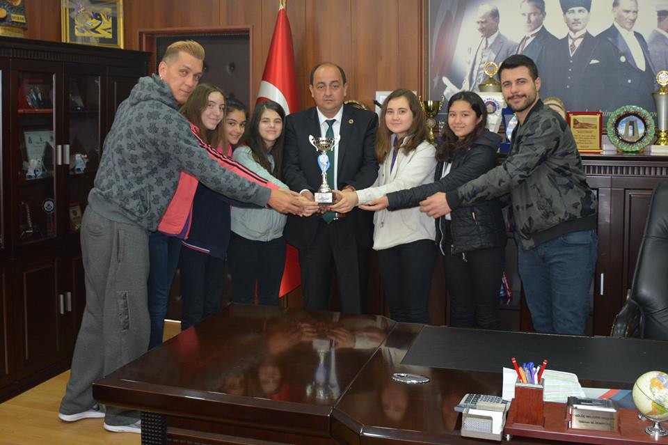 Kazandıkları kupayı Başkan Demirtaş’a hediye ettiler 