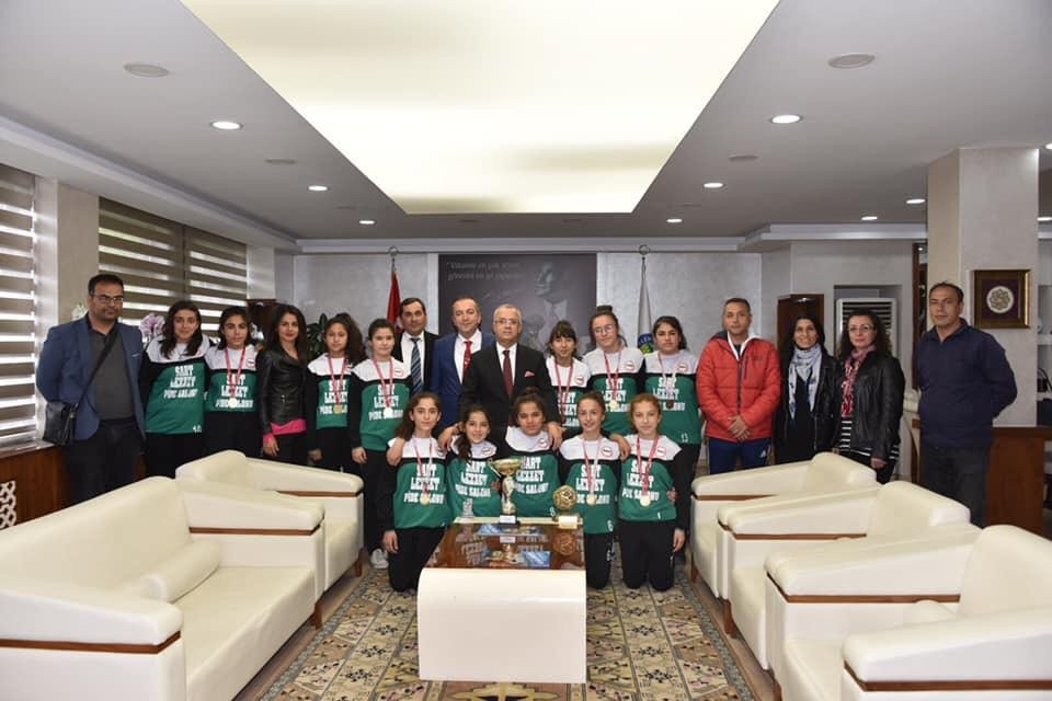 Kazandıkları kupayı Başkan Kayda’ya götürdüler 