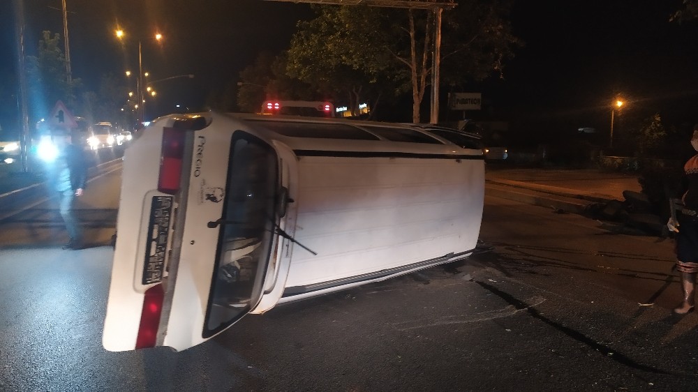 Kazanın ardından hurdaya dönen minibüsünü bırakıp kaçtı 