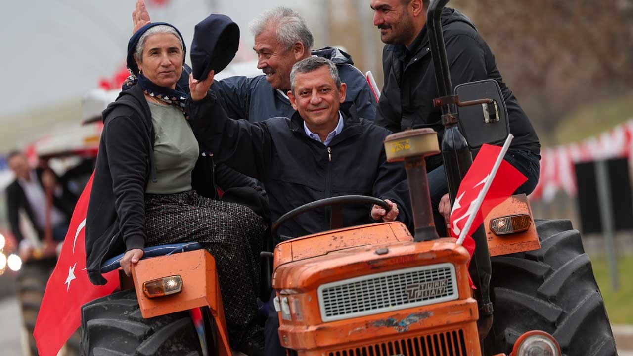 Kazanırsa nasıl olsa yine ‘mizah yapmıştım’ der geçer! Traktör Özgür yine bol kepçeden salladı