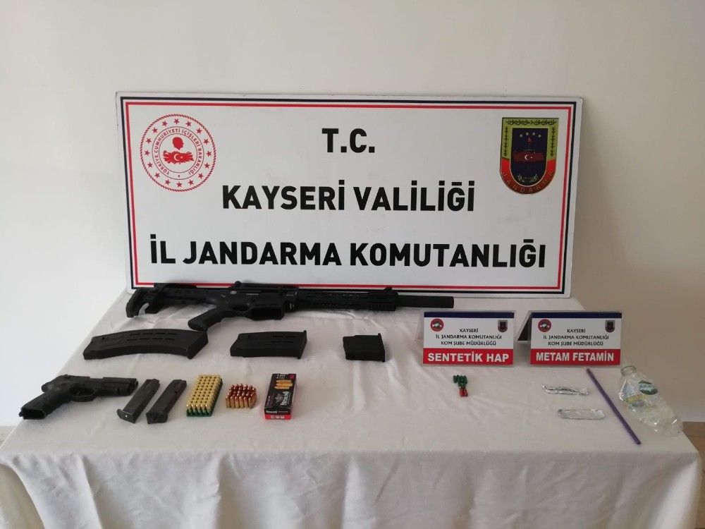 Kazaya karışan araçtan uyuşturucu ve silah çıktı 