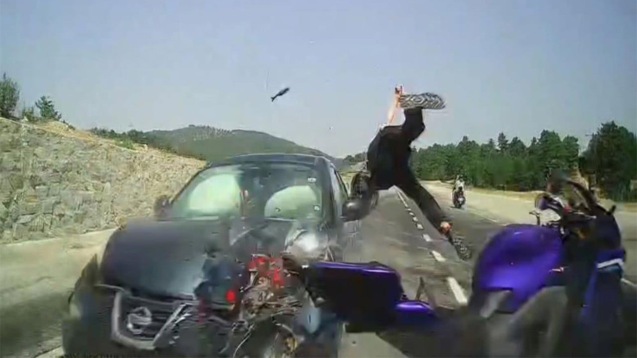 Kazaya karışan motosiklet sürücüsü havaya uçtu