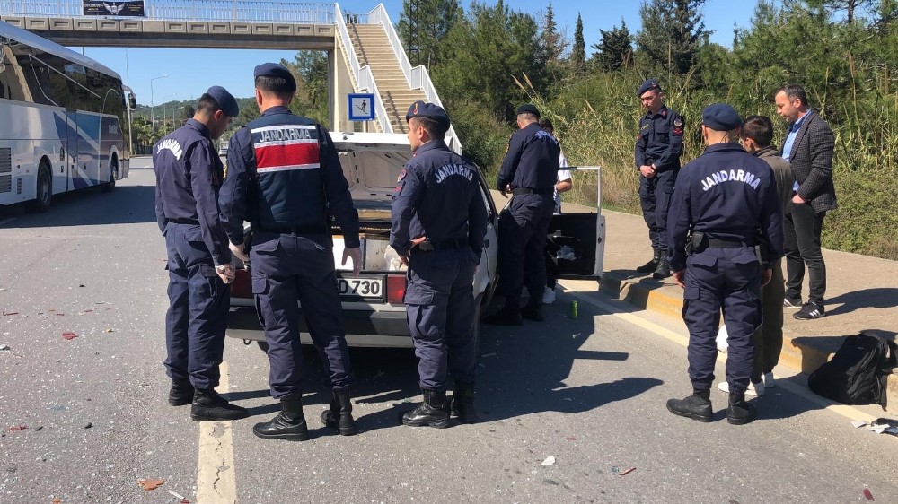 Kazaya karışan otomobili inceleyen jandarma uyuşturucu buldu 