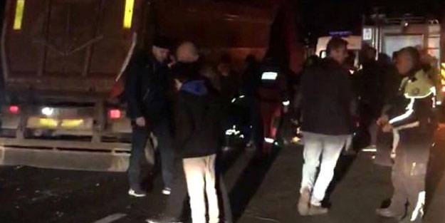 Kazaya müdahale eden polis memuru kamyonun altında kaldı