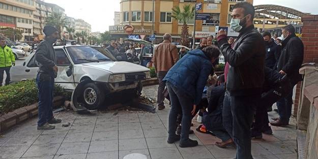 Kazaya müdahale eden polis, otomobilin çarpması sonucu yaralandı