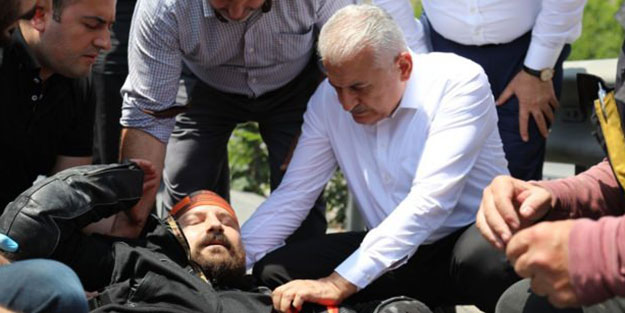 Kazayı gören Yıldırım, yaralının yardımına koştu