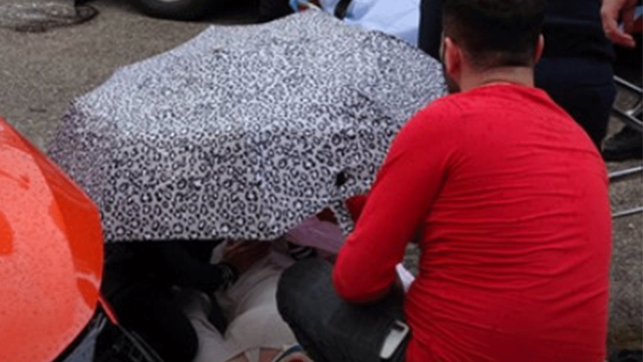 Kazayı görenler yardıma koştu! Üşümesinler diye başlarında beklediler!