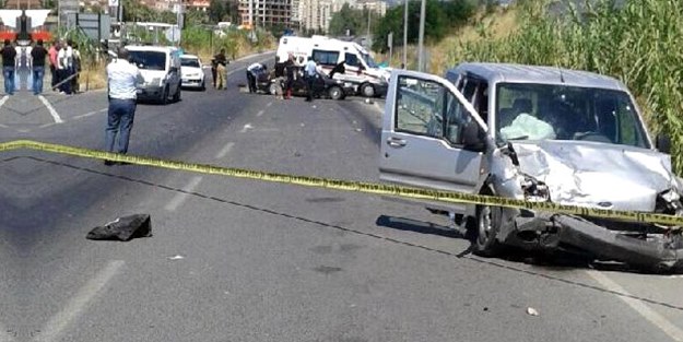 Kazayı izlerken bariyerlere çarptı!