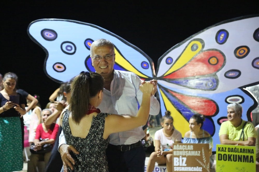 Kazdağları için sahilde tango yaptılar 