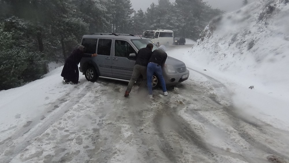 Kazdağları’nda kar yağışı mahsur bıraktı 