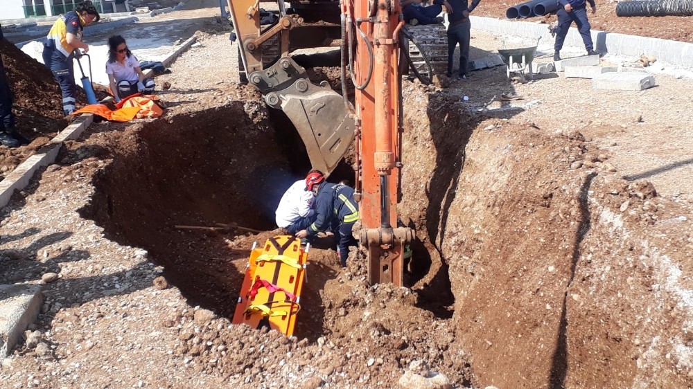 Kazdığı inşaat çukuruna düşen işçiyi itfaiye ekipleri kurtardı 