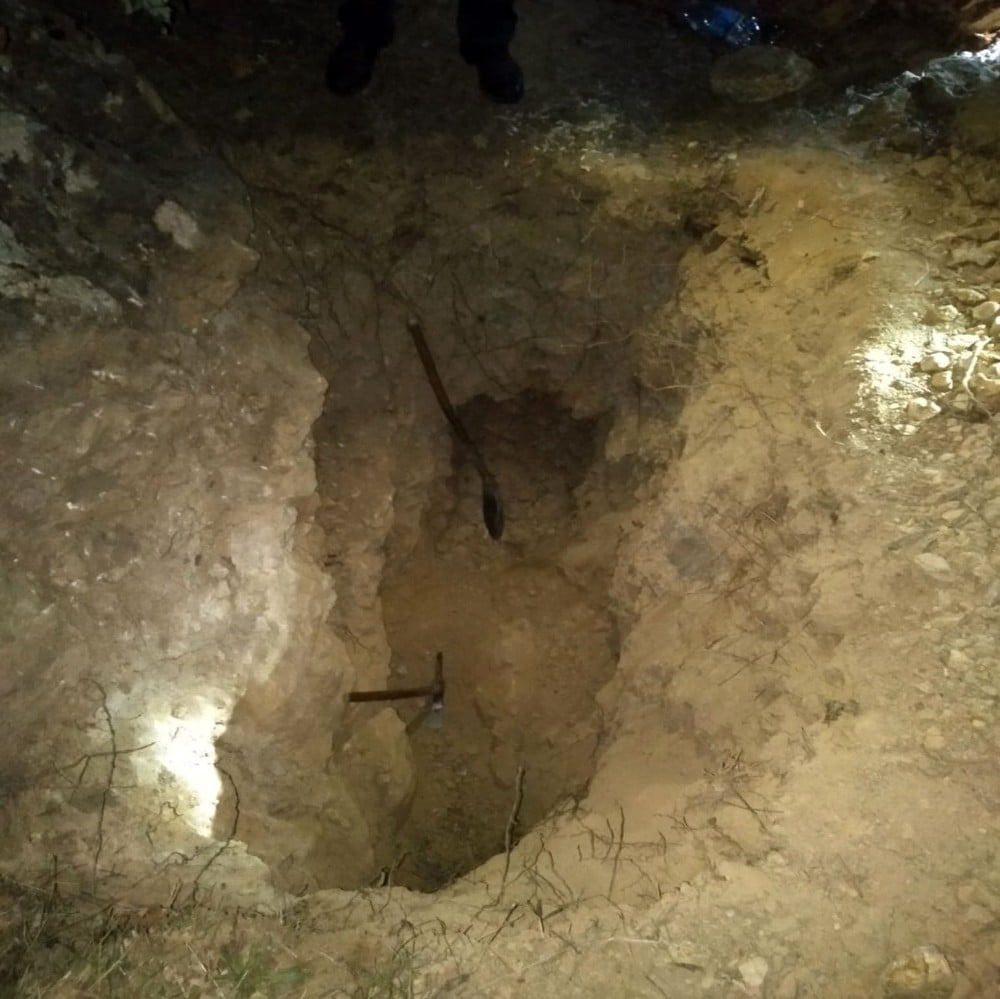 Kazdıkları çukurda yakalandılar 