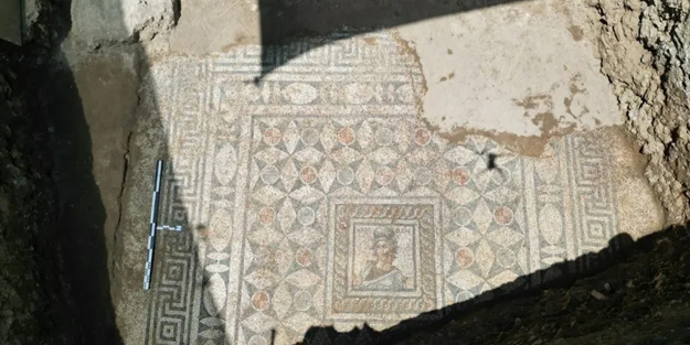 Kazı çalışmaları! Mitolojik ilham karakteri: Mozaik zemin gün yüzüne çıkarıldı