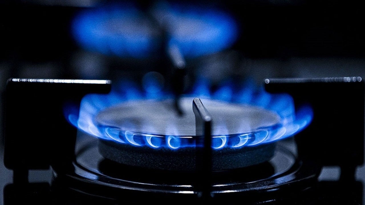 Kazı sırasında doğal gaz hattı patladı! Gaz kokusundan operatör baygınlık geçirdi