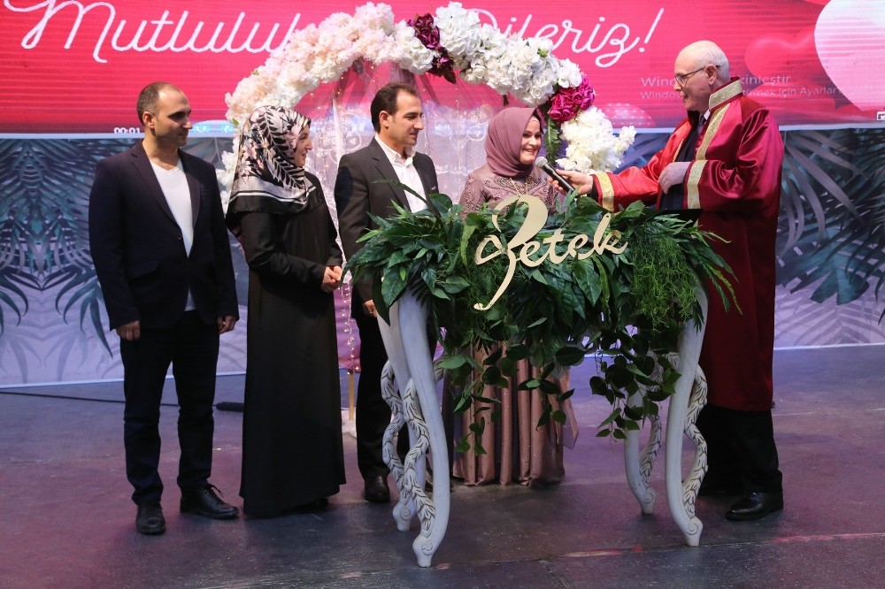 Kazım Kurt fuarda nikâh kıydı 