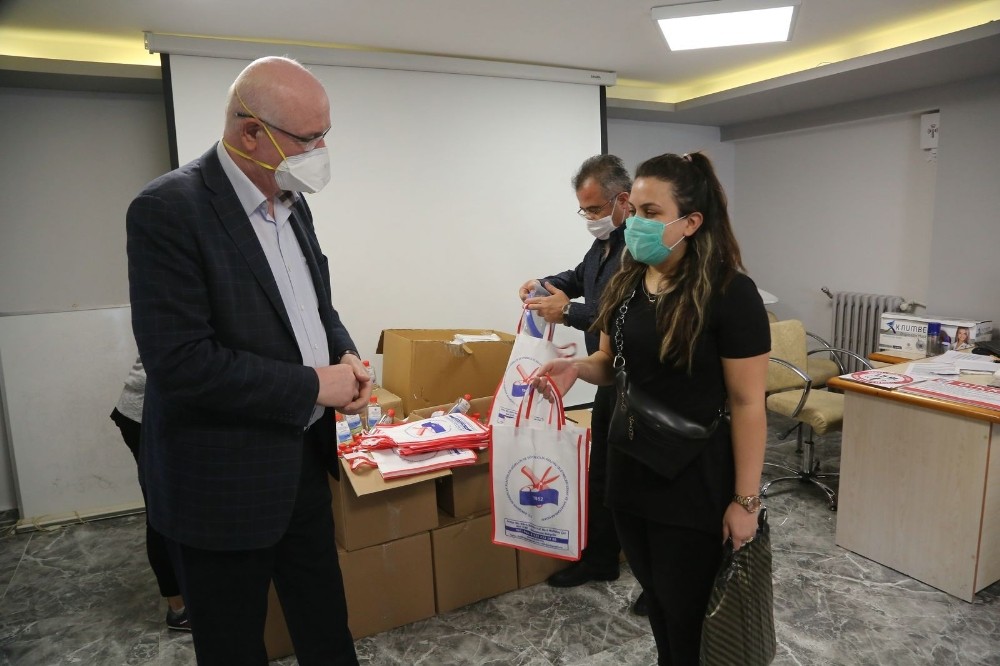 Kazım Kurt’tan berber ve kuaförlere koruyucu malzeme desteği 