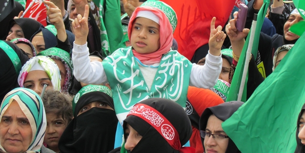 Yüzbinler O’nu andı