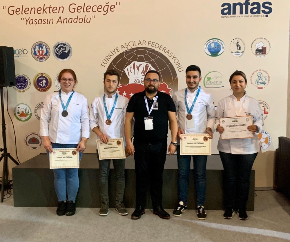 KBÜ aşçılık öğrencilerinden Antalya’da gümüş ve bronz madalya 