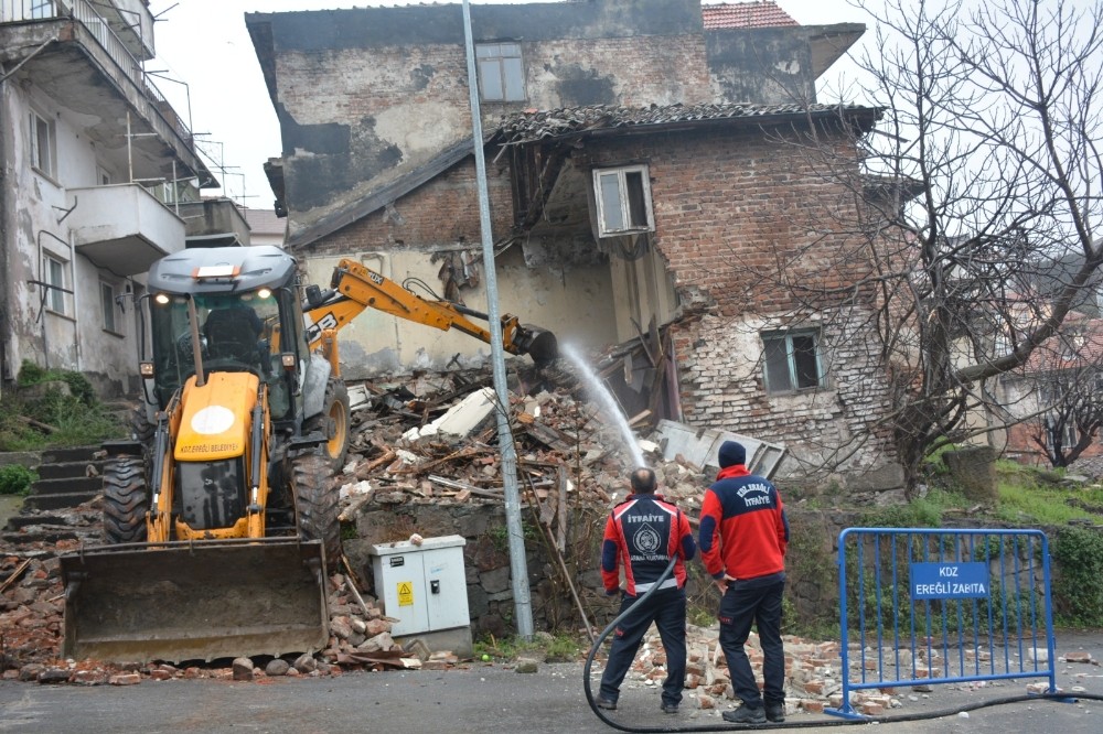 Kdz. Ereğli’de metruk binalar yıkılıyor 