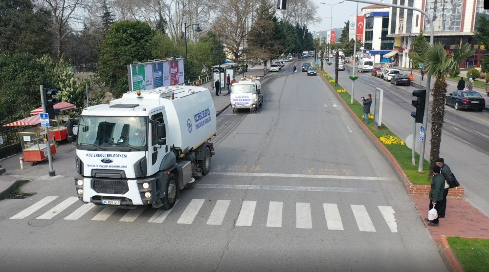 Kdz. Ereğli’de yollar ilaçlı su ile yıkanıyor 